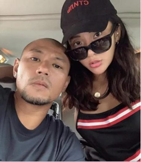 网友爆料女儿出轨视频,网友爆料引发家庭风波